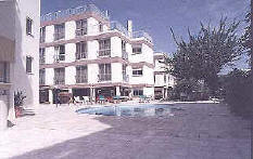 Onisillos apartments pool view.JPG (35650 bytes)