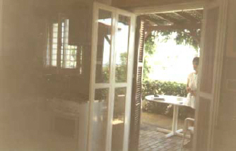 beach house in kiti cyprus kitchen.jpg (15571 bytes)